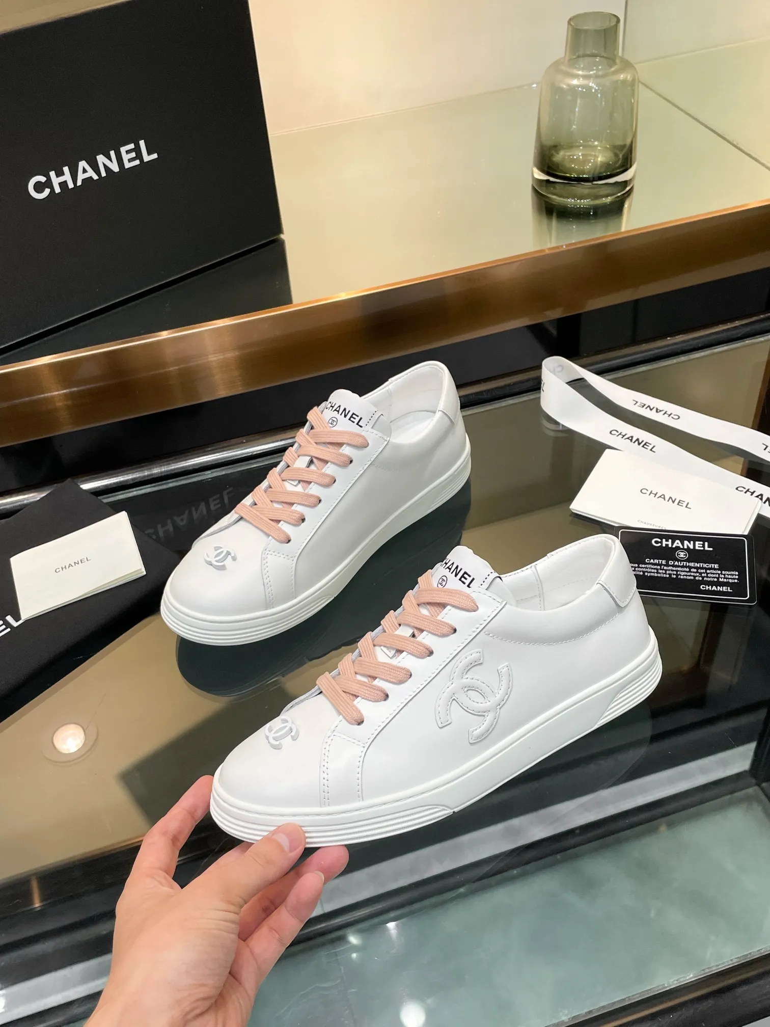 👟👟Ex-factory price 520👟👟Chanel Chanel 25SF latest model full leather panda color white shoes casual sports shoes skateboard shoes original purchase and development production Xiaoxiang C Home Another super popular item in the counter, loved by Internet celebrity bloggers and sisters, and various praises on social platforms. It is very popular, has a high texture, is breathable and super spring and summer. Seeing this issue always arouses the inner desire of girls for fashion. The latest suede material, classic black and white color, full of fashionable feeling on the feet, easy to care for. Fabric: Original customized imported cowhide material. Lining: Customized soft sheepskin lining. Sole: Original molded TPU non-slip outsole. Bottom thickness: 2.5CM. Size: Women's size 35-40 (custom-made sizes 40 are non-refundable)